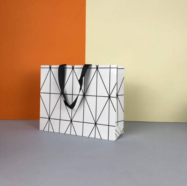 Custom White Paper Bags with Logo Wholesale Pricing Kraft Paper Shopping Paper Bags